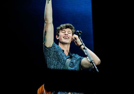 O jovem cantor Shawn Mendes arrasou no primeiro fim de semana do Rock in Rio e conquistou muitos corações! Também, com esse sorriso...