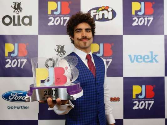 Caio Castro conquistou o troféu de Melhor Ator no Prêmio Jovem Brasileiro na noite de segunda-feira, 25 de setembro de 2017