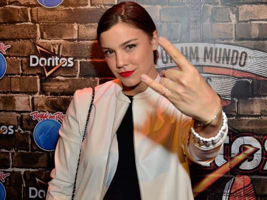 Alice Wegmann mostra boa forma em vídeo postado na web nesta sexta-feira, 29 de setembro de 2017