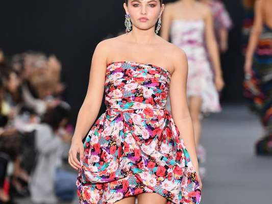 Thylane Blondeau brilhou na passarela montada pela L'Oréal na Avenida Champs-Elysées, na capital francesa, durante a Semana de Moda de Paris, em 1º de outubro de 2017