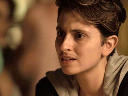 Sem camisa, Ivan (Carol Duarte) vai mostrar o peitoral masculino após retirar os seios na novela 'A Força do Querer'