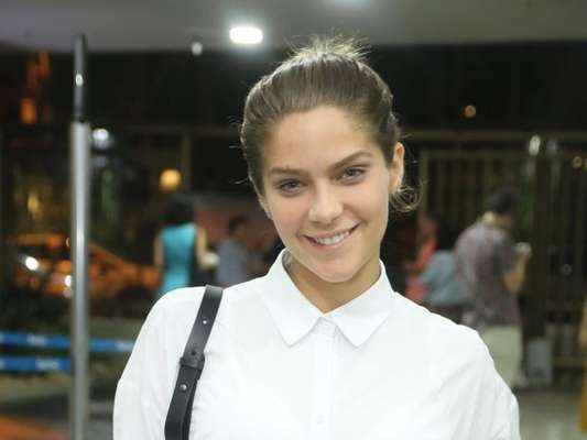 Isabella Santoni dispensou maquiagem para prestigiar a peça 'Círculo da Transformação em Espelho' no teatro do Sesc em Copacabana, Zona Sul do Rio, na noite de quinta-feira, 5 de outubro de 2017