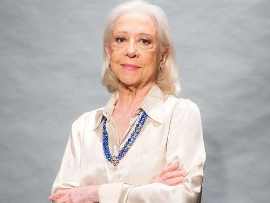 Fernanda Montenegro, a Mercedes na novela 'O Outro Lado do Paraíso', opina sobre a experiência de assumir os fios brancos: 'Tem uma hora que a tinta não pega direito na raiz, é um horror! Não precisar pintar o cabelo é a única vantagem da velhice'