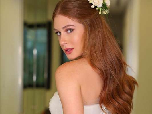 Marina Ruy Barbosa usou vestido de rendas assinado pelo designer de moda Sandro Barros na cerimônia religiosa de seu casamento com Xandinho Negrão