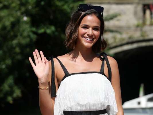 Vestido usado por Bruna Marquezine em casamento de Marina Ruy Barbosa e Xandinho Negrão custou R$ 44 mil
