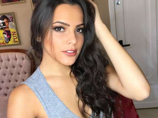 Ex-BBB Emilly Araújo vibra por ganhar sobremesa com seu nome em restaurante: 'Adorei a homenagem'