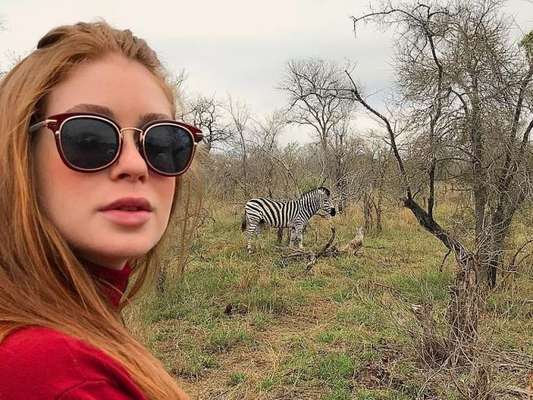 Marina Ruy Barbosa usa óculos grifados e faz trocadilho em safári nesta quarta-feira, dia 11 de setembro de 2017
