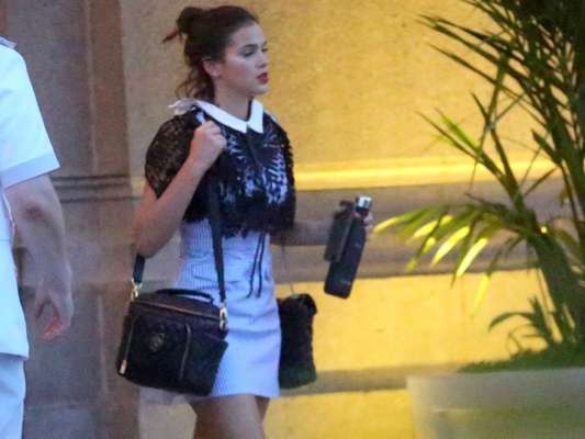 Bruna Marquezine repete look listrado ao deixar hotel no Rio de Janeiro nesta quarta-feira, dia 11 de outubro de 2017