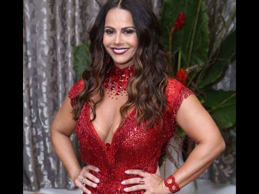 Viviane Araújo elegeu um vestido vermelho curto e decotado para participar da disputa de samba-enredo na quadra do Salgueiro, na quarta-feira, 11 de outubro de 2017