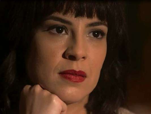 Lucinda (Andreia Horta) joga remédios de Inácio (Bruno Cabrerizo) fora, para evitar que ele recupere a visão, na novela 'Tempo de Amar', em 21 de outubro de 2017