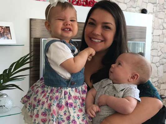 Thais Fersoza encanta fãs com registro fofo junto de Melinda, de 1 ano e 2 meses, e Teodoro, de 2 meses, postado nesta quinta-feira, dia 12 de outubro de 2017