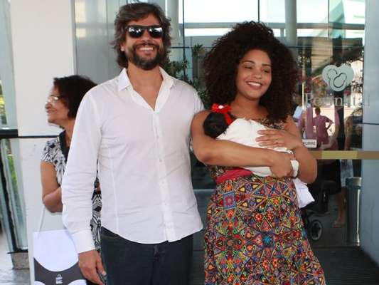 Juliana Alves mostra rosto da filha, Yolanda, pela primeira vez na web :'Dia das crianças'. Foto foi postada nesta quinta-feira, 12 de outubro de 2017