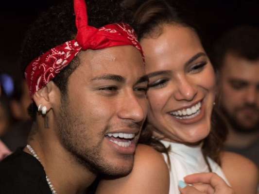 Neymar e Bruna Marquezine postam a mesma música e fãs citam indireta. Situação aconteceu nesta quinta-feira, 12 de outubro de 2017