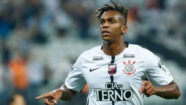 Jô usou dreads e marcou diante do Coritiba