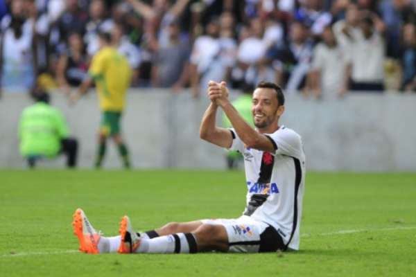 Nenê em jogo do Vasco com os olhares da torcida no Maracanã. Confira a seguir galeria LANCE!