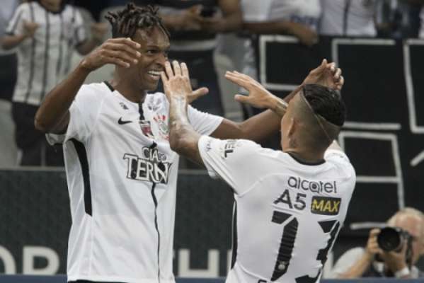 Pablo e Arana deixam lista de elenco no site do Corinthians; Jô é mantido