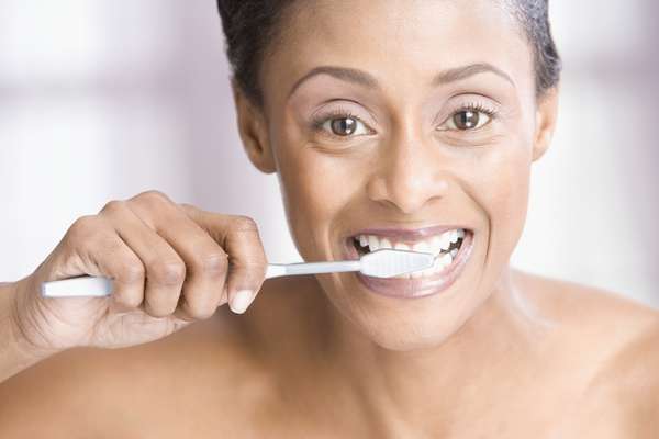 Escove os dentes pelo menos três vezes por dia, depois das refeições e antes de dormir