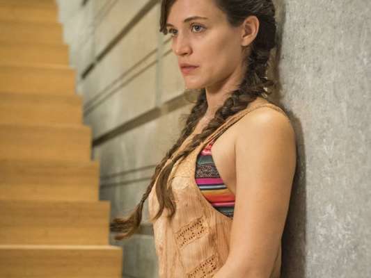 Clara (Bianca Bin) cai da escada durante novas agressões de Gael (Sergio Guizé), no capítulo que vai ao ar sábado, dia 28 de outubro de 2017, na novela 'O Outro Lado do Paraíso'