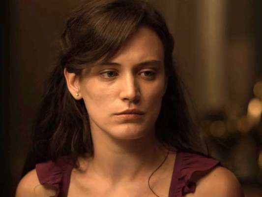 Clara (Bianca Bin), grávida, ameaça esfaquear Gael (Sergio Guizé) para não apanhar, novamente, do marido, nos próximos capítulos da novela 'O Outro Lado do Paraíso'