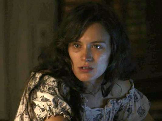 Clara (Bianca Bin) descobre que está esperando um filho de Gael (Sergio Guizé) e desiste de fazer a denúncia à polícia contra o marido, no capítulo que vai ao ar quinta-feira, dia 9 de novembro de 2017, na novela 'O Outro Lado do Paraíso'