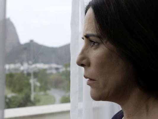 Duda (Gloria Pires), novo nome da personagem Elizabeth, tenta se matar mas é salva por Eliseu (Franciso Carvalho), na novela 'O Outro Lado do Paraíso'