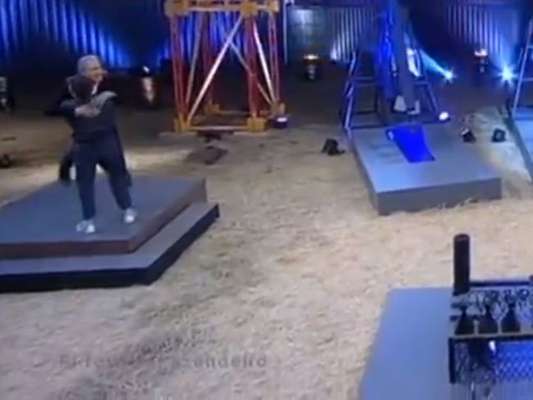 Marcos Härter pegou Roberto Justus no colo ao comemorar vitória na Prova do Fazendeiro, em 'A Fazenda - Nova Chance'