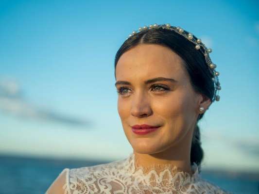 Clara (Bianca Bin) herdará uma fortuna de Beatriz (Nathalia Timberg), idosa milionária que conhece no hosício, e voltará sofisticada para se vingar, na novela 'O Outro Lado do Paraíso'