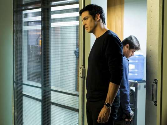 Na novela 'Pega Pega', Eric (Mateus Solano) sairá da prisão graças ao pagamento de sua fiança, mas enfrentará problemas financeiros no capítulo que vai ao ar na quarta-feira, 22 de novembro de 2017