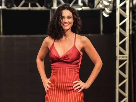 Débora Nascimento contou durante sua participação no 'Domingão do Faustão' deste domingo, 12 de novembro de 2017, que tem ouvido muitos palpites sobre sua gravidez