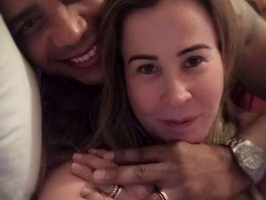 Zilu Camargo volta a exibir aliança de noivado com Marco Antônio Teles