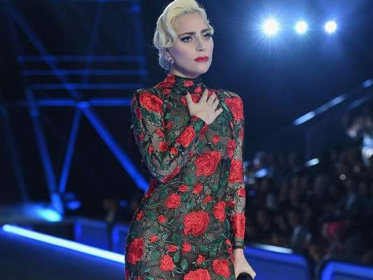 Lady Gaga interrompeu um show nos Estados Unidos para ajudar uma fã que foi ferida e estava sangrando