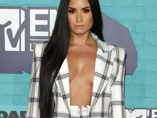 Demi Lovato usa look sexy de alfaiataria no Europe Music Awards 2017