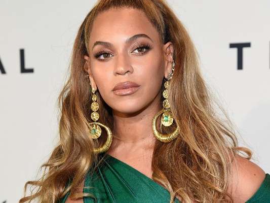 Beyoncé foi fotografada pela primeira vez com os filhos gêmeos, Sir e Rumi, no domingo, 12 de novembro de 2017. Veja abaixo!