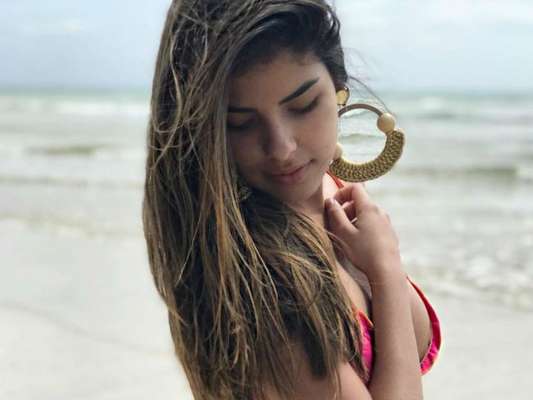 Vencedora do 'Big Brother Brasil 16', Munik Nunes exibiu suas curvas ao curtir praia em Morro de São Paulo, na Bahia