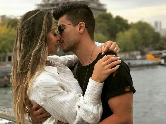 Arthur Aguiar rebateu seguidora que criticou a diferença de idade entre ele e Mayra Cardi nesta segunda-feira, 13 de novembro de 2017