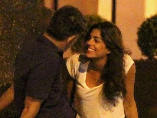 Eduardo Moscovis é flagrado em clima de romance com morena, na Gávea, Zona Sul do Rio de Janeiro, na noite desta segunda-feira, 13 de novembro de 2017