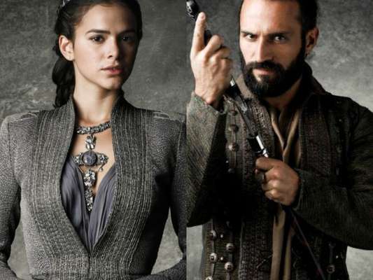 O diretor Fabricio Mamberti exibiu uma nova foto de beijo entre os personagens de Bruna Marquezine e José Fidalgo na novela 'Deus Salve o Rei'. Veja abaixo!
