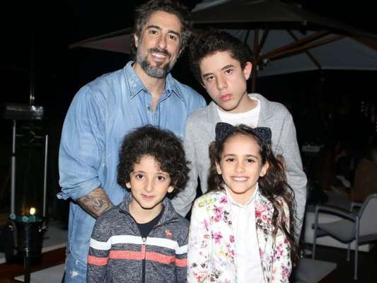 Marcos Mion levou os três filhos - Romeu, de 12 anos, Donatella, de 9, e Stefano, de 7 -, para o show do Jota Quest, na segunda-feira, 13 de novembro de 2017, em São Paulo