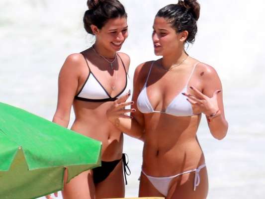 Ao lado da amiga, Giulia Costa mostrou o shape sequinho em dia de praia nesta terça-feira, 14 de novembro de 2017