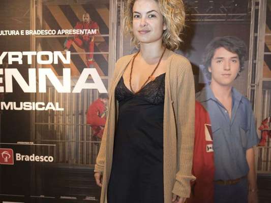 Lua Blanco foi fotografada como seu novo corte no musical sobre a vida de Ayrton Senna, na noite desta terça-feira, 14 de novembro de 2017