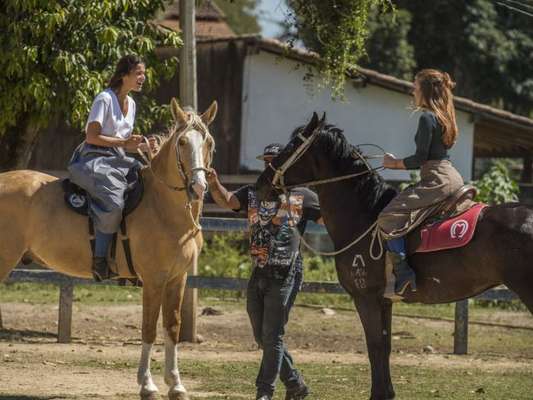 Bruna Marquezine e Marina Ruy Barbosa fazem aula de hispismo para darem vida às personagens Catarina e Amália na novela 'Deus Salve o Rei'