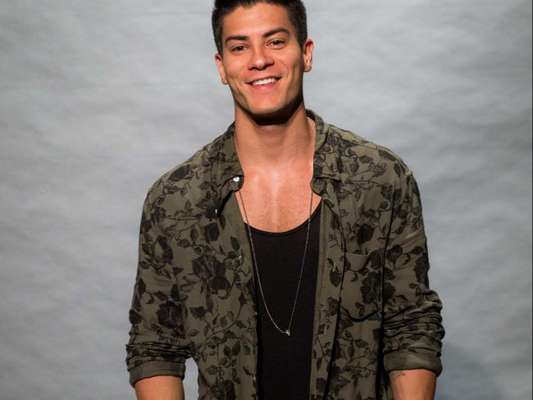 Arthur Aguiar, após ser chamado de figurante em novela', rebateu seguidora no Instagram