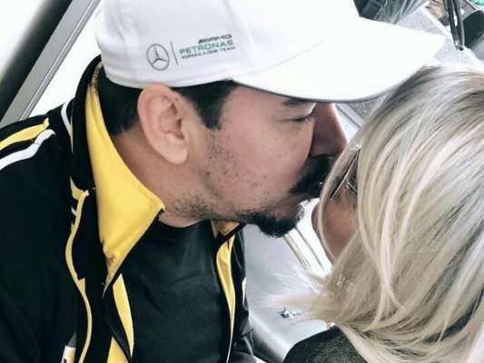 Maraisa, dupla de Maiara, de peruca loira, beija de namorado, Wendell Vieira, em foto posta no Instagram Stories, nesta quinta-feira, dia 23 de novembro de 2017
