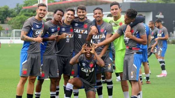 Garotos da base do Vasco posaram juntos para foto no treino da última quinta. Veja a seguir fotos do jogo