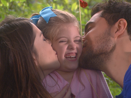 Gustavo (Carlo Porto) e Cecília (Bia Arantes) querem que Dulce Maria (Lorena Queiroz) passe a morar com os dois depois do casamento na novela 'Carinha de Anjo'
