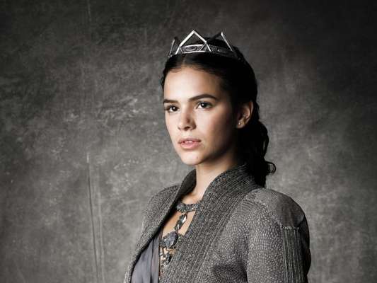 Bruna Marquezine, vestida como a princesa Catarina, surpreendeu Tatá Werneck com um susto em vídeo
