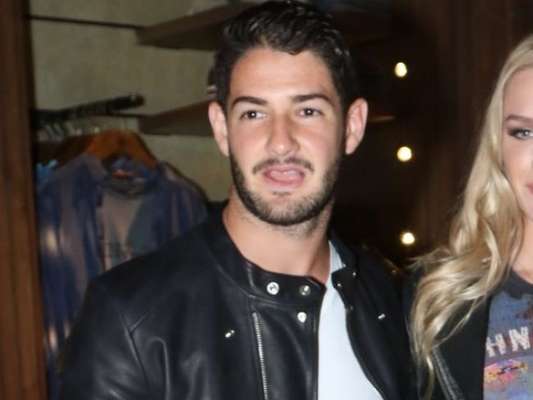 Alexandre Pato foi comparado à Fiorella Mattheis, sua ex-namorada, ao postar foto com cabelo loiro em seu Instagram nesta terça-feira, dia 5 de dezembro de 2017