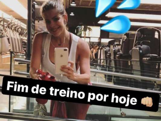 'Mamuska voltando a ser fitness por aqui', escreveu a atriz na academia