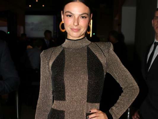 Sob o styling de Patricia Zuffa, Isis Valverde caprichou no look para o prêmio Brasileiros do Ano, promovido pelas revistas 'ISTOÉ' e 'ISTOÉ Dinheiro', em São Paulo, na noite desta terça-feira, 5 de dezembro de 2017