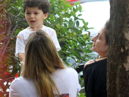 A namorada de Fernanda Gentil, Priscila Montandon, acompanhou a apresentadora no passeio nesta quarta (06)